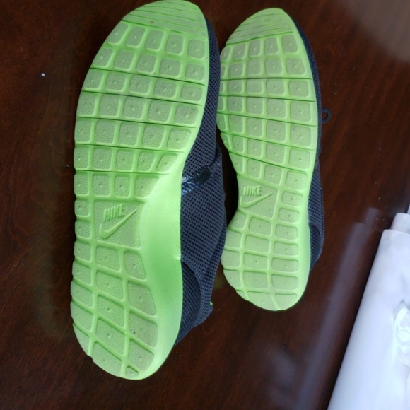 Nike Roshe size 7Y - Picture 4 of 4